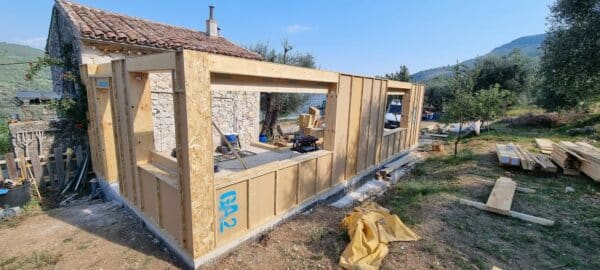 Ecopassif - réalisation extension ossature bois 2 murs montés